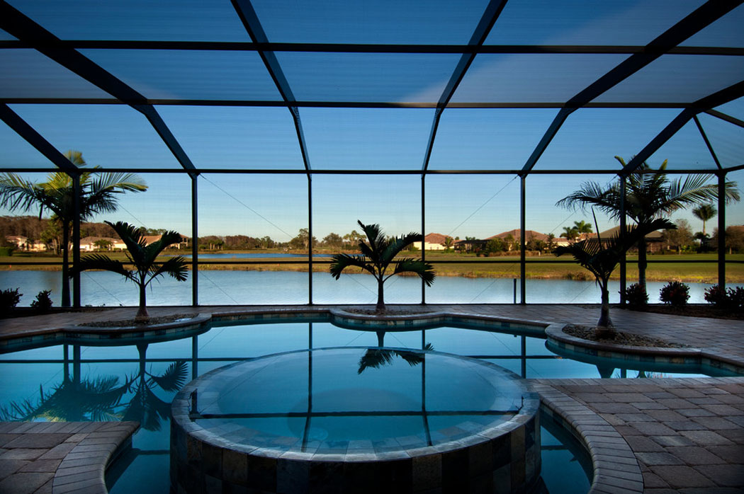 Piscine intérieure avec jacuzzi directement intégrée dans la maison piscine intérieure luxe prestige villa