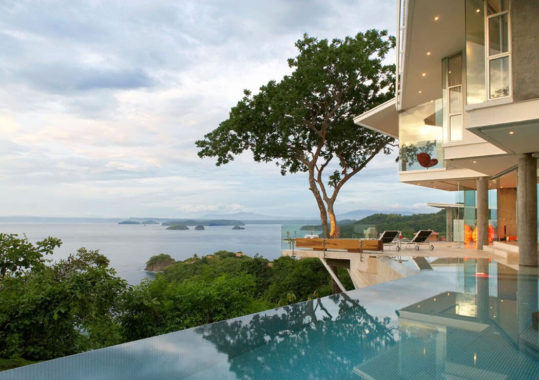 Grande et belle piscine à débordement construite en hauteur permet d’admirer la beauté naturelle du panorama océanique piscine design luxueux villa résidence secondaire de vacances mer
