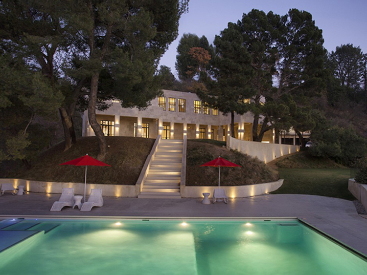 piscine extérieur éclairée de nuit