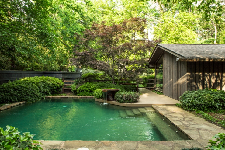 Belle piscine qui s’inscrit parfaitement dans le paysage naturel du site espace outdoor piscine nature