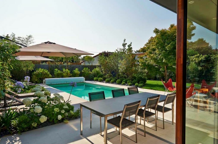 Table de repas autour de la piscine pour des déjeuners en plein air maison d'architecte piscine bordeaux