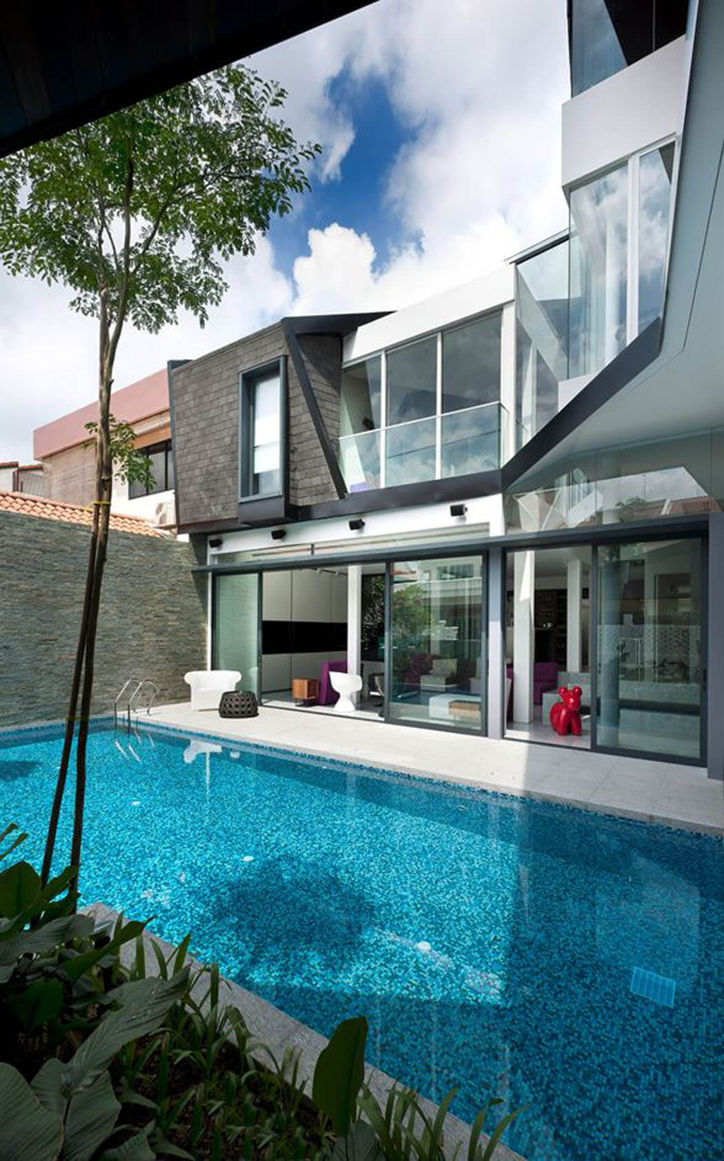 Une belle piscine a été installée dans l’arrière jardin de cette maison jumelée piscine extérieure outdoor maison moderne