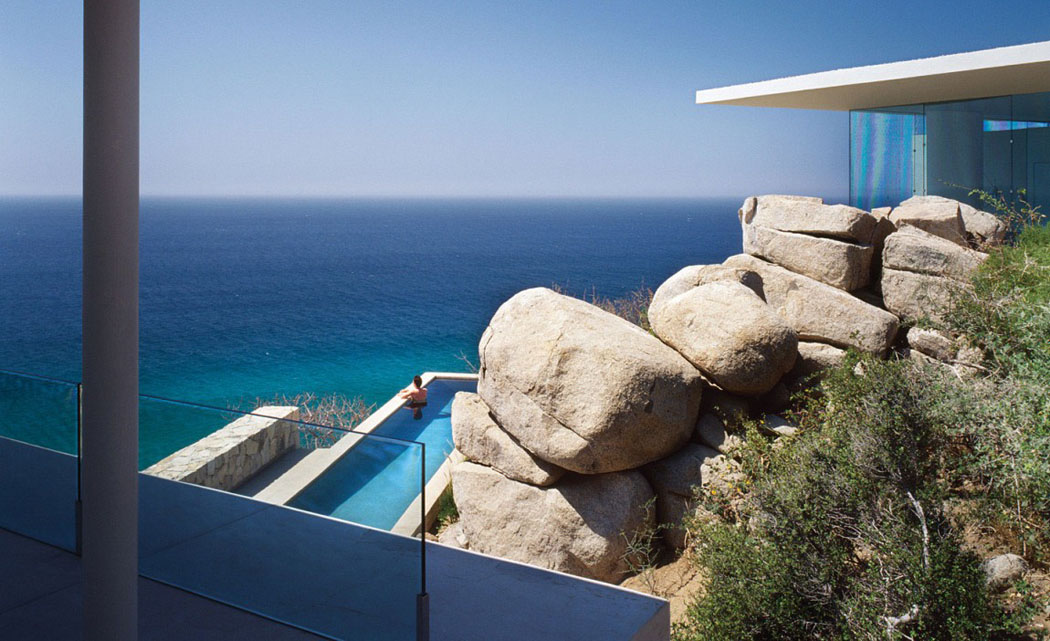 Nichée dans les hauteurs de la côte mexicaine cette maison secondaire est un pur coin paradisiaque belle piscine de luxe à débordement