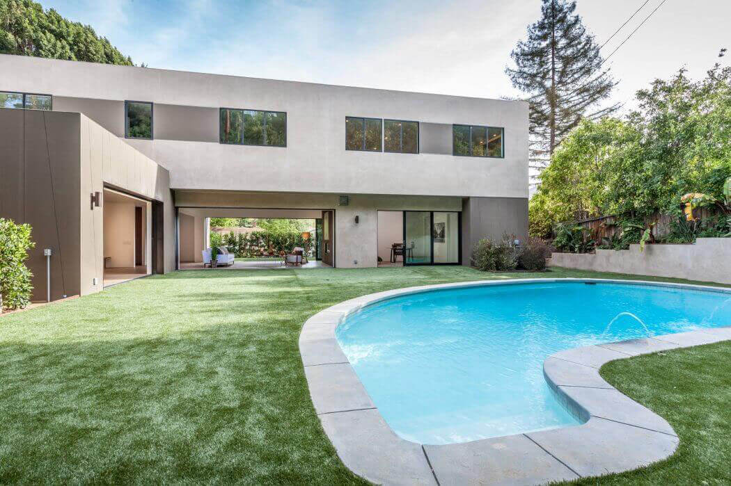 Le séjour donne accès au jardin du côté rue et derrière la maison où se trouve une jolie piscine extérieure belle maison familiale neuve piscine extérieure