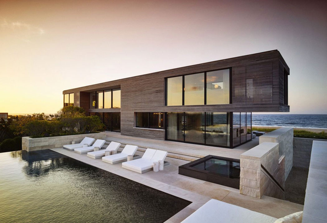 Une architecture contemporaine et créative avec une grande terrasse et piscine pour apprécier les vacances piscine résidence d'architecte de grande standing