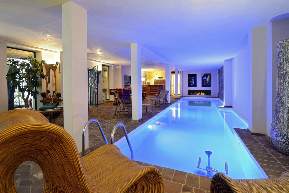 Centre spa à la piscine intérieure chauffée pour une sensation de bien-être au quotidien Piscine spa soins centre résidence de luxe à Paris XI