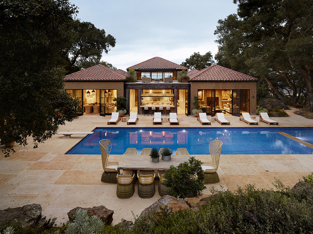 jolie piscine extérieure et terrasse