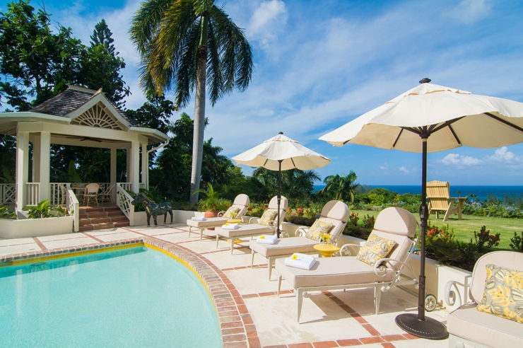 Terrasse sympa autour de la piscine chauffée piscine extérieur chauffée vacances de luxe