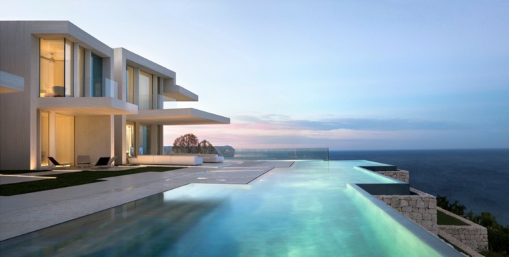 La villa de luxe Sardinera illuminées dans la nuit villa d'architecte luxe vacances exotiques