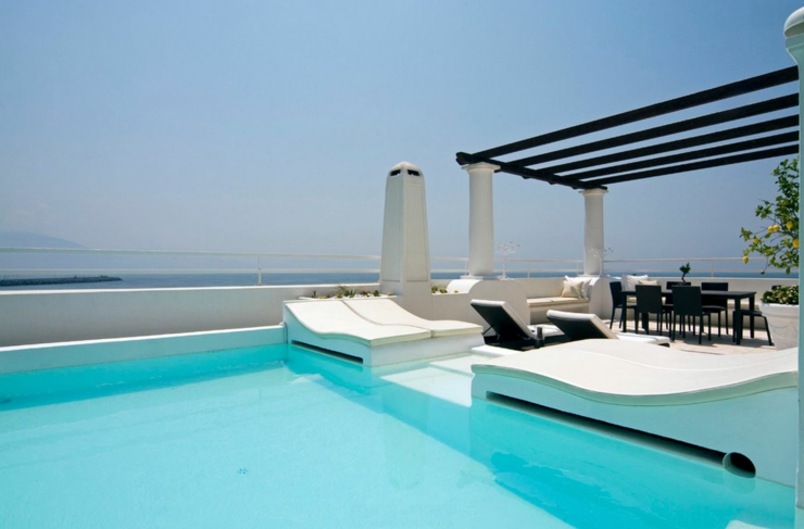 Piscine et chaises longues au design original pour des bains de soleil piscine avec vue sur mer