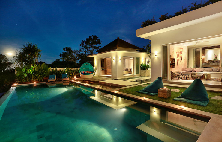 Piscine joliment éclairée dans la nuit pour des moments inoubliables superbe piscine exotique villa