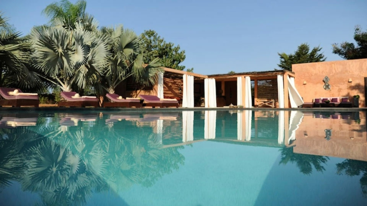 Grande piscine extérieure pour des vacances inoubliables villa vacances de luxe sénégal
