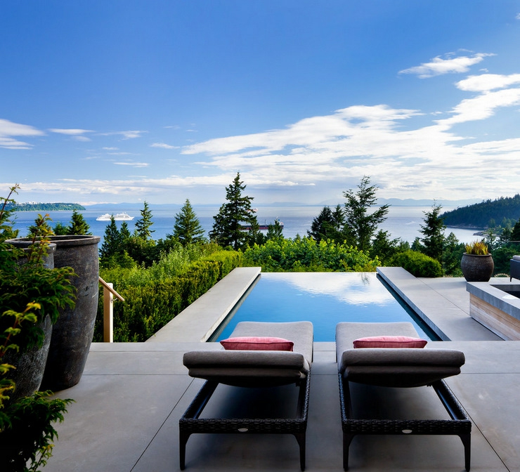 Belle piscine à débordement dévoilant une magnifique vue petite piscine à vue superbe