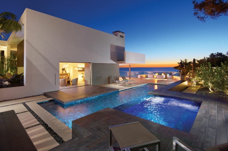 La piscine originale et la sublime vue sur la mer depuis piscine résidence de luxe sur la côte