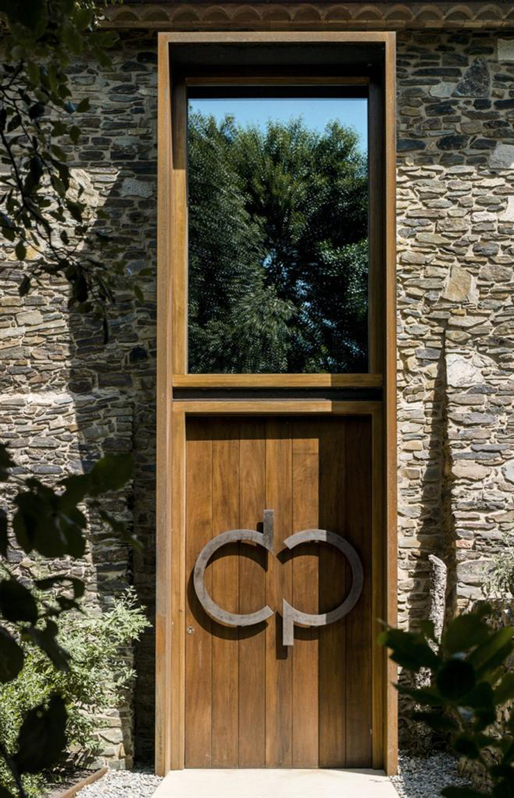 La porte d’entrée de cette ancienne ferme transformée en maison Porte d'entrée maison rustique catalane