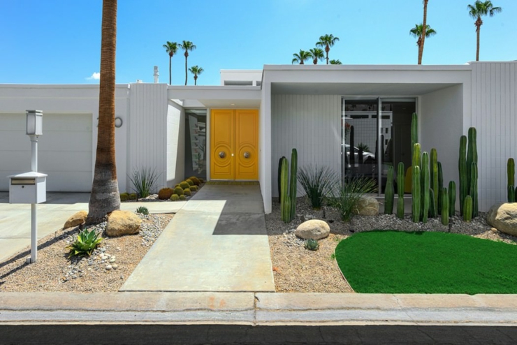 Entrée principale de cette propriété de prestige californienne allée principale de la maison neuve exotique