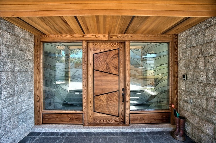 Porte d’entrée en bois massif entrée rustique de la maison de charme