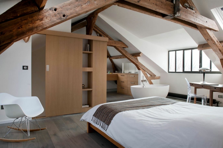 Belle chambre sous le toit aux poutres apparentes belle chambre sous toit rustique