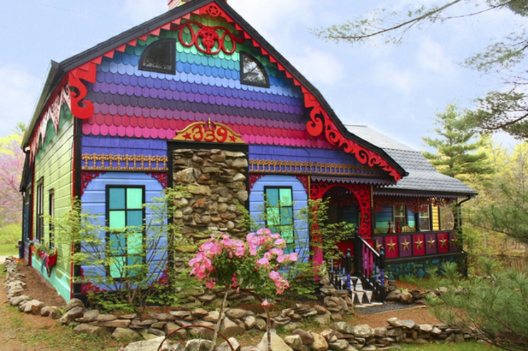 maison à la décoration extérieure et intérieur multicolore