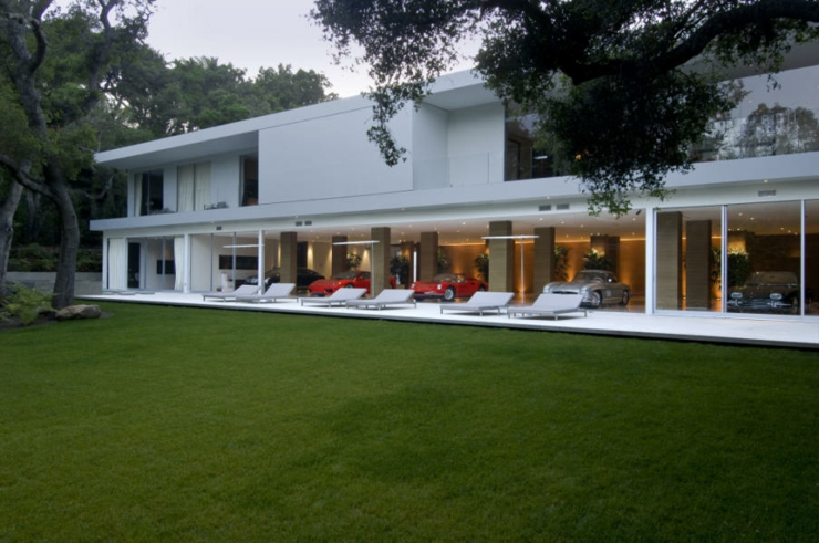 Terrasse aux chaises longues résidence de luxe californienne contemporaine