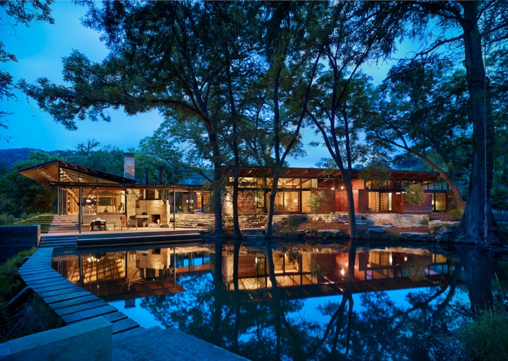 Magnifique vue de nuit de ce ranch américain situé au Texas belle demeure ranch américain rustique