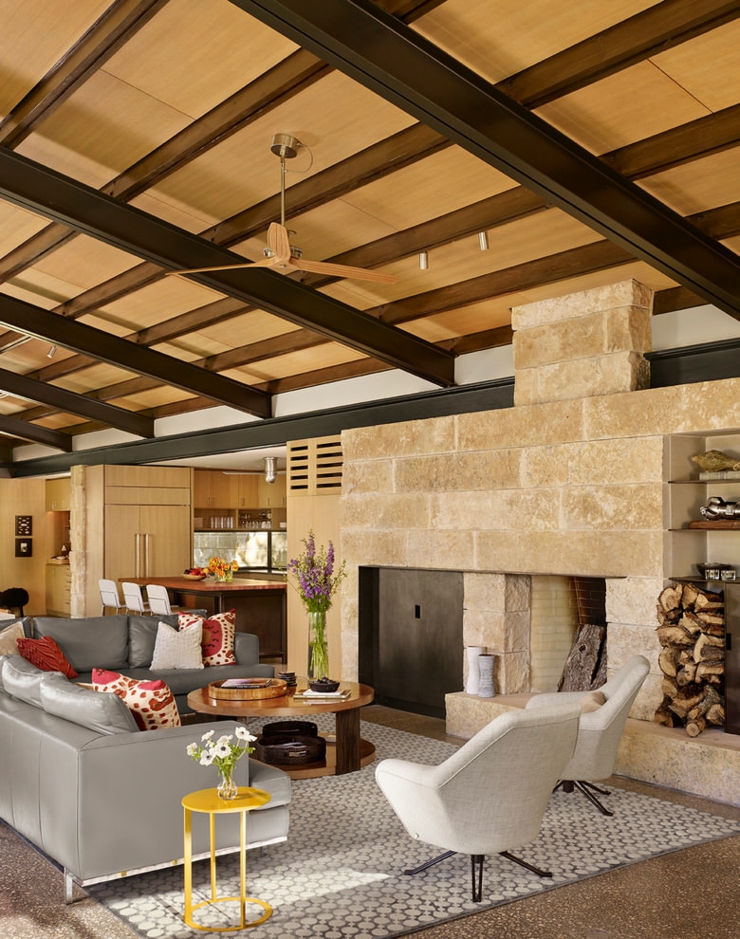 Séjour de ce ranch américain avec le coin salle à manger et les poutres apparentes séjour en pierres rustique rustre luxe