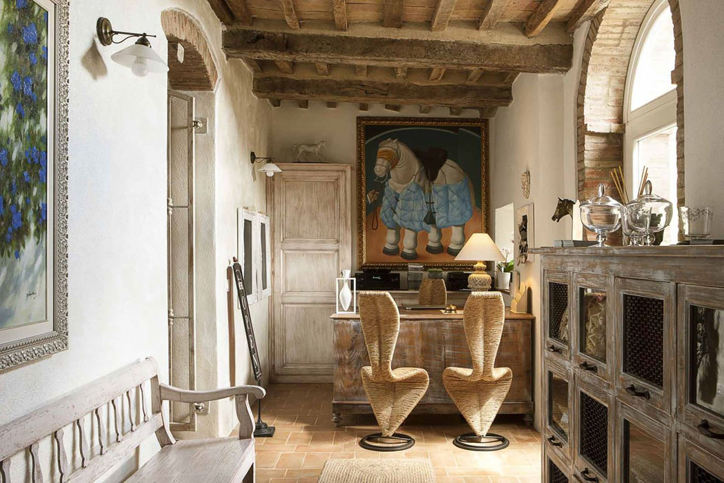 La réception de cette maison de charme transformé en hôtel-boutique rappelle elle aussi la campagne intérieur original belle demeure charme campagne
