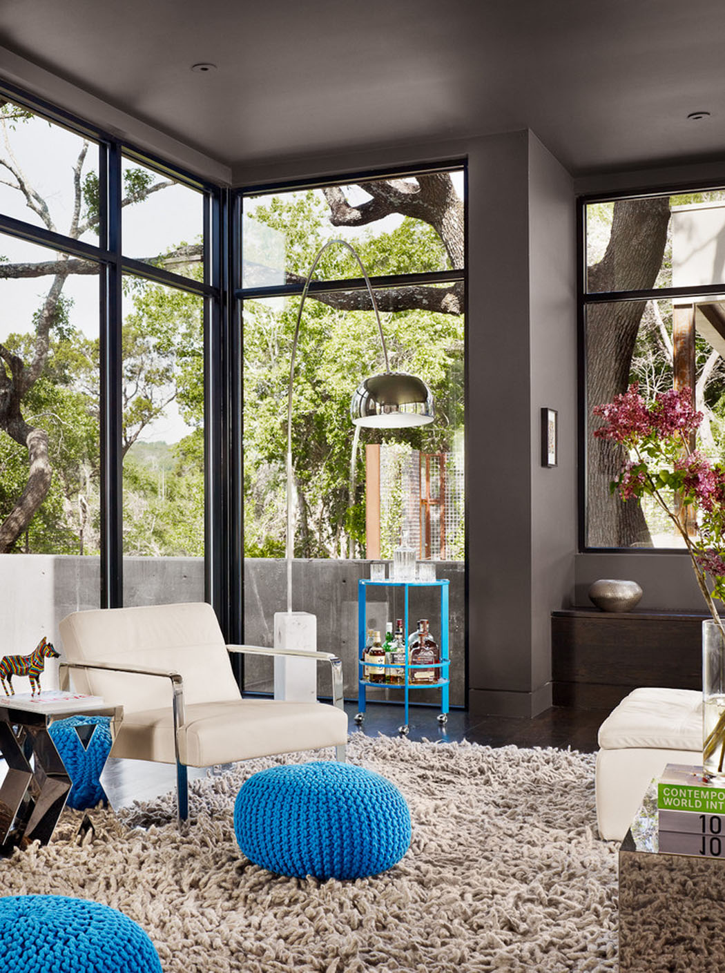 Contraste prononcé dans l’ameublement et la décoration de cette maison rénovée séjour spacieux moderne vue sur jardin