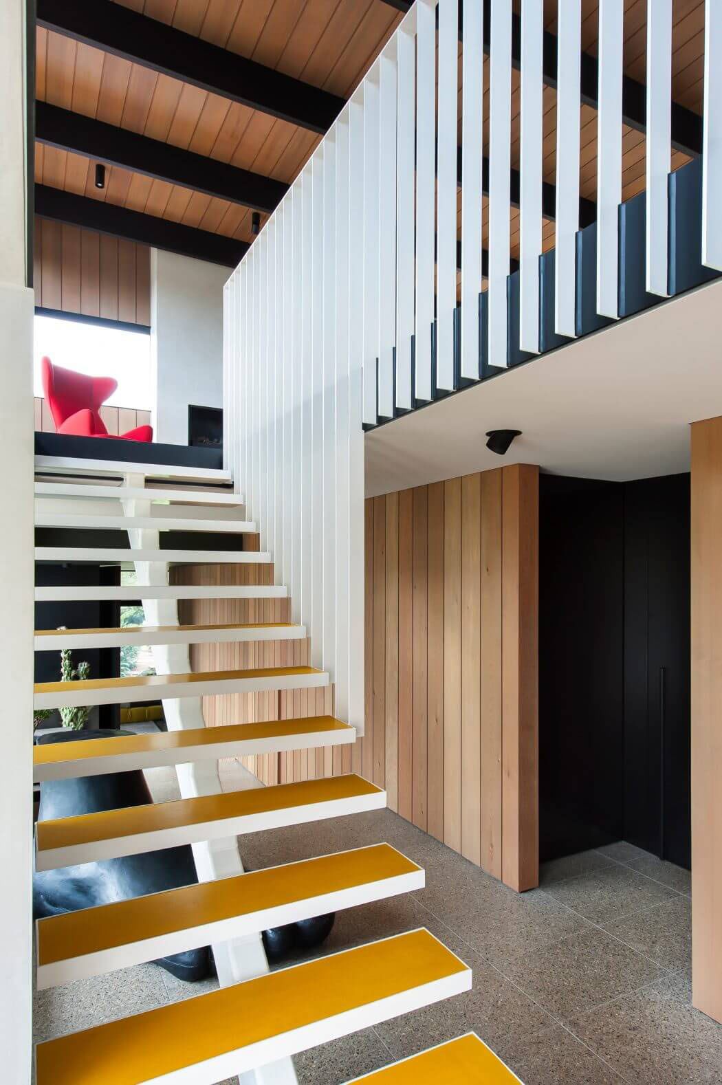 L’escalier intérieur qui mène à l’étage mais aussi à la terrasse située sur le toit de la demeure escalier intérieur maison rénovée citadine et familiale