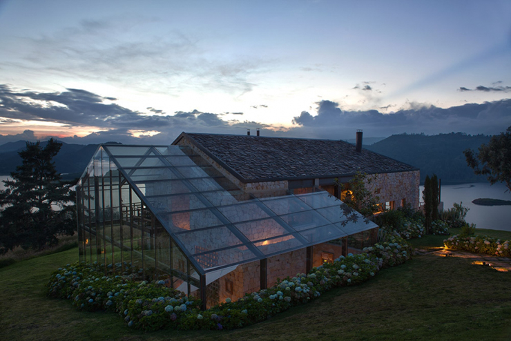 La maison de charme avec ces dépendances vue nocturne résidence secondaire dans la montagne