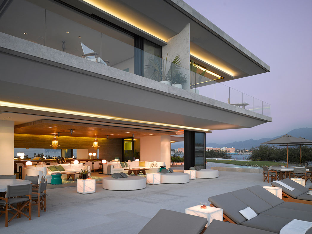 Des espaces extérieurs de tout confort autour de cette maison neuve mexicaine terrasse principale résidence secondaire de standing