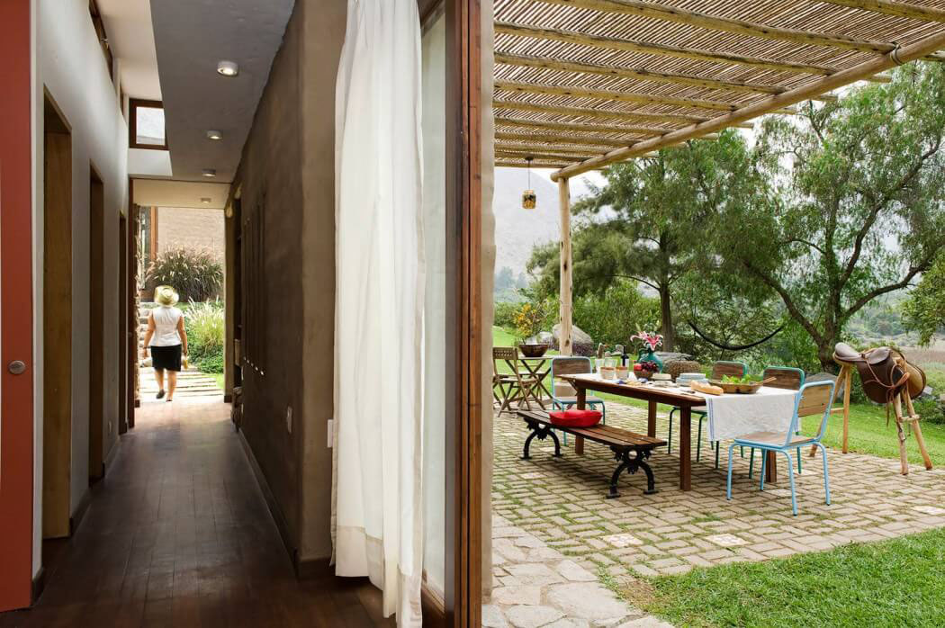 La partie « sommeil » donne sur une belle terrasse extérieure ombragée par une pergola maison originale de vacances montagne