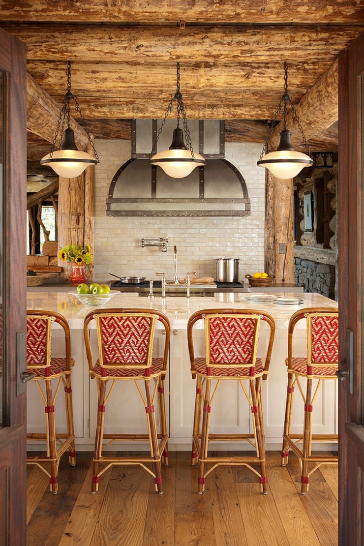 Côté comptoir de la cuisine de cette maison de charme rustique cuisine d'une maison de charme luxueuse