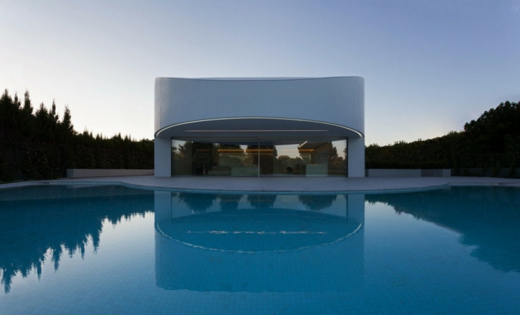Grande piscine devant cette maison d’architecte à l’aspect minimaliste maison d'architecte piscine extérieure luxe