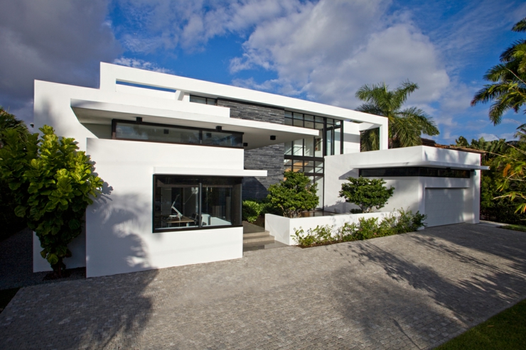 Façade de cette belle maison d’architecte vue depuis l’extérieur résidence de grand standing moderne