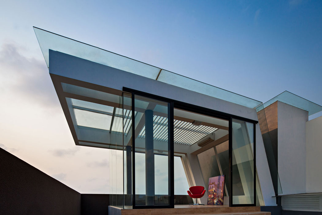 L’abri en verre situé sur le toit de la résidence est tourné dans la direction de la mer maison contemporaine architecture originale créative
