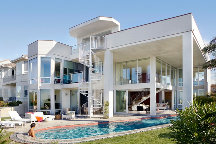 La maison d’architecte vue depuis l’extérieur belle demeure à Orange County en Californie