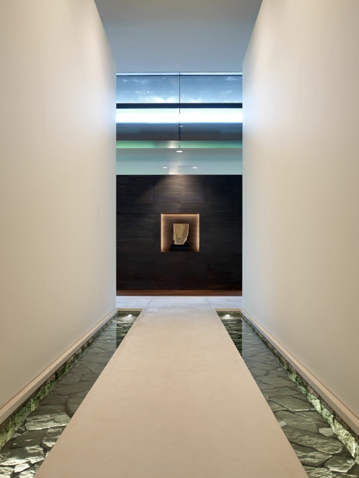 Les œuvres d’art sont finement mises en valeur intérieur design spacieux aux allures musée
