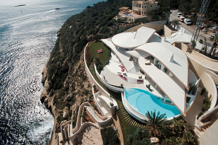 Architecture très créative et originale en ailes d’hirondelle belle demeure de prestige sur la cote espagnole