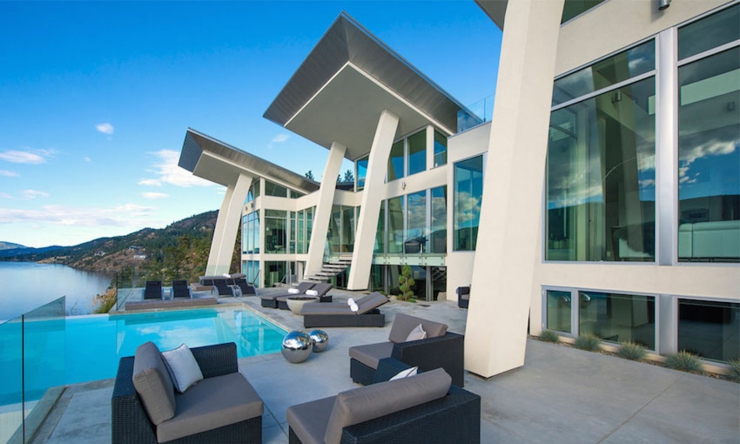 Terrasse avec piscine et superbe vue sur le lac belle maison de luxe lac