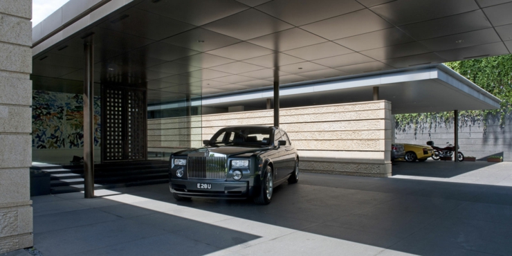 Le garage aux voitures de luxe de cette maison contemporaine résidence de prestige et son parc de voitures de luxe