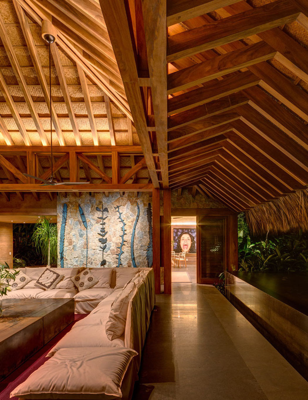 La pièce principale convergente de la résidence de vacances située au centre de la construction intérieur design exotique bois authentique