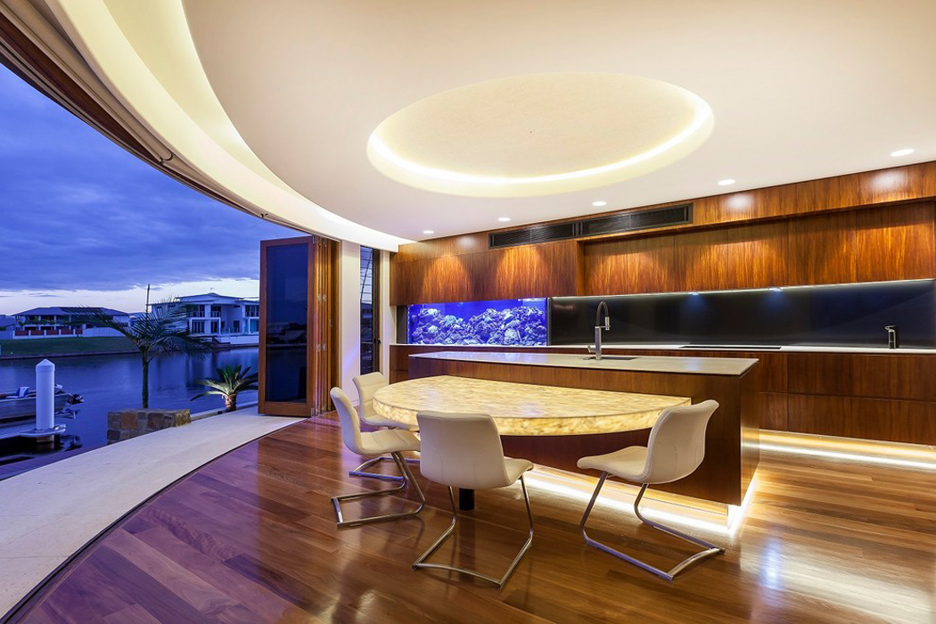 La cuisine aménagée de façon originale et créative de cette belle maison de vacances Cuisine au design ultra moderne