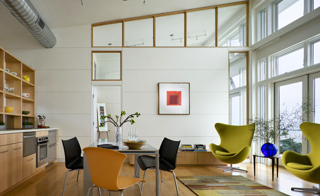 Espace séjour/ salle à manger et cuisine reliant les deux chambre à l’étage ambiance d'intérieur sobre et agréable