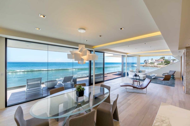 Séjour de la maison d’architecte avec vue splendide vers la plage maison d'architecte contemporain