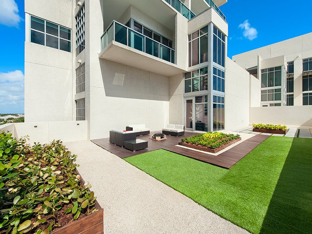 L’appartement en duplex situé à Miami et sa grande terrasse aménagée terrasse extérieure aménagée appartement de ville
