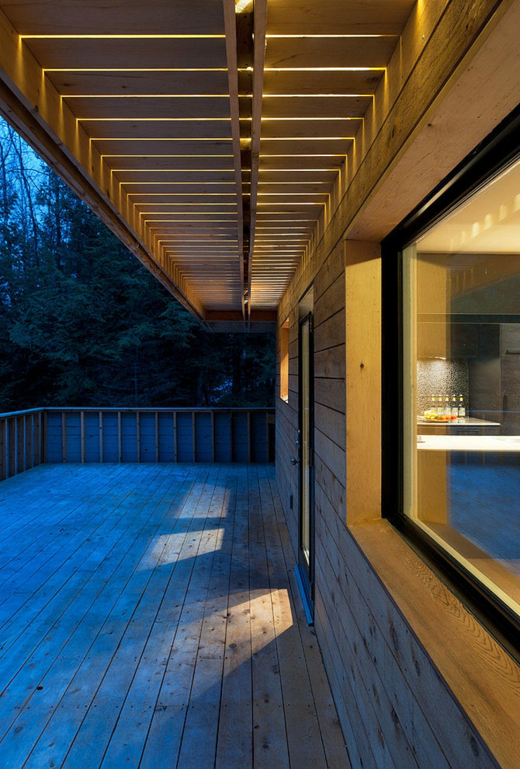 Lumières dans la nuit de ce chalet vue de nuit chalet en bois canadien