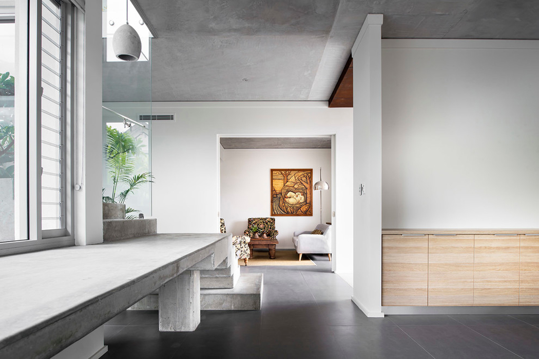 Cette résidence possède un intérieur élégant et minimaliste dès l’entrée de jeu maison contemporaine d'archi en blanc