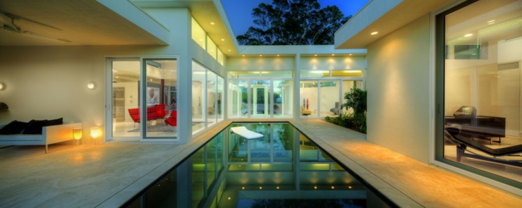 La piscine qui devient le cœur de cette résidence de luxe maison de luxe architecte