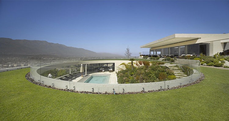 Le jardin et la terrasse circulaire originaux la maison originale moderne vue d'en haut